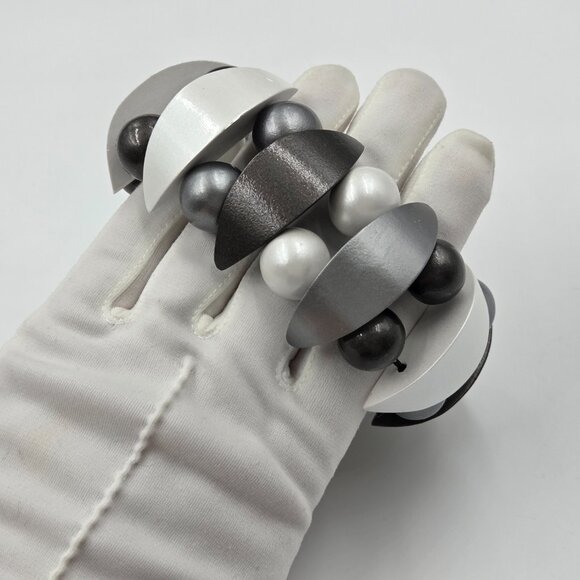 Vintage “Gray & Pearl” Stretch Bracelet 1990s - Picture 7 of 12